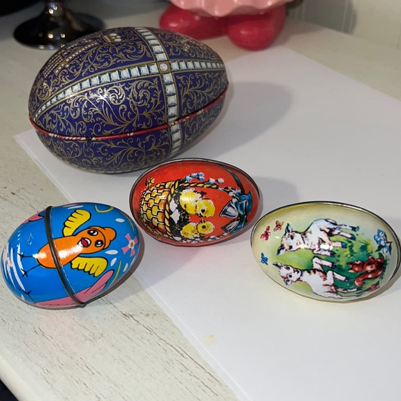 4 vintage tin Hong Kong & unmarked Easter egg candy container - Picture 1 of 12